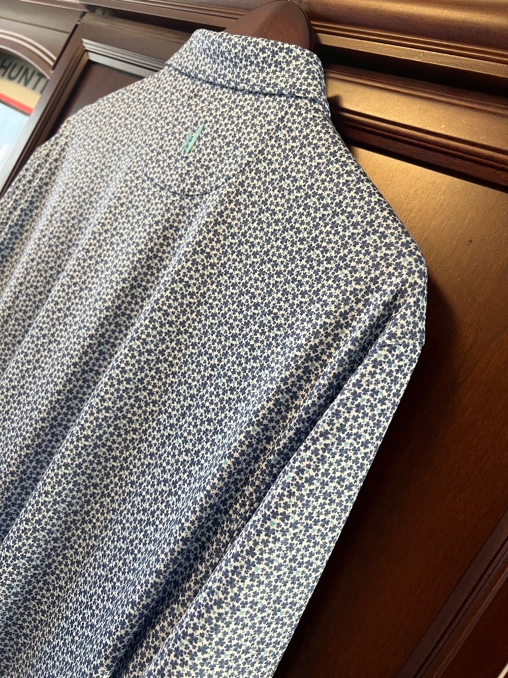 New Johnnie-O Santa Monica Blue & green clovers on white Golf โณ๏ธ Tennis ๐พ Polo! - Picture 6 of 10